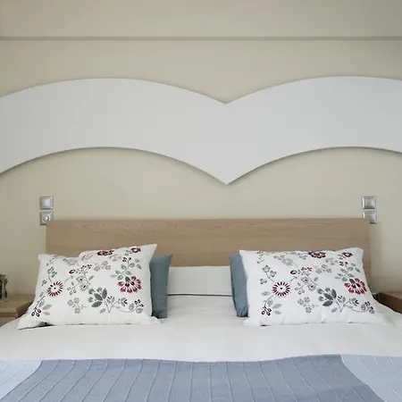 Elegant Flat In Athenian Riviera *